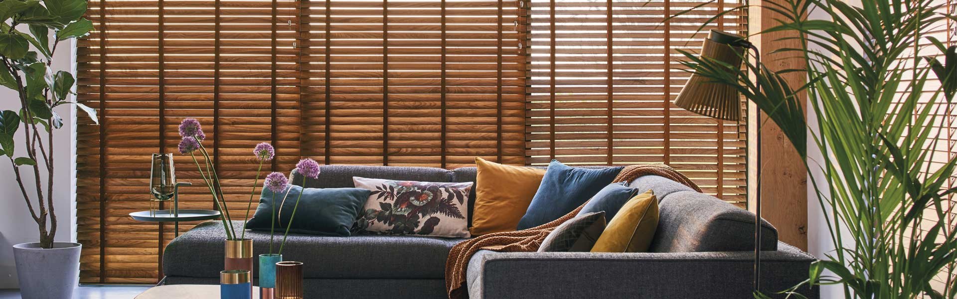 583-raamdecoratie_houtenjaloezie-header.jpg 583-raamdecoratie_houtenjaloezie-header.jpg